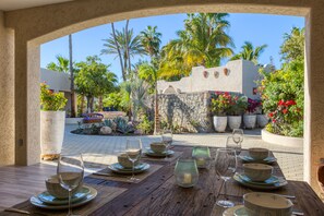 Outdoor dining - Brand New Casita, 2 King Beds, Located in Lush Garden Oasis, 2 Minutes to Beach (Los Barriles)