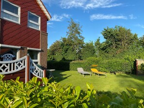 Property grounds - Holiday Home 'Haus Deichbrise' with Private Terrace, Private Garden and Wi-Fi (Niebüll)