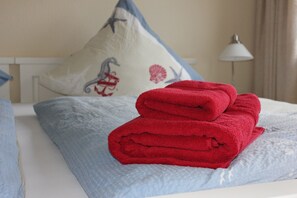 2 bedrooms, iron/ironing board, free WiFi, bed sheets - Holiday Home 'Haus Deichbrise' with Private Terrace, Private Garden and Wi-Fi (Niebüll)