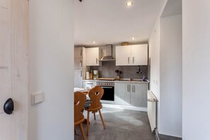 Fridge, oven, stovetop, coffee/tea maker
