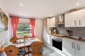 Fridge, oven, stovetop, coffee/tea maker