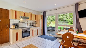Coffee/tea maker, fridge, oven, stovetop