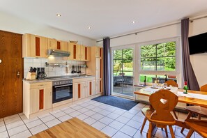 Fridge, oven, stovetop, coffee/tea maker