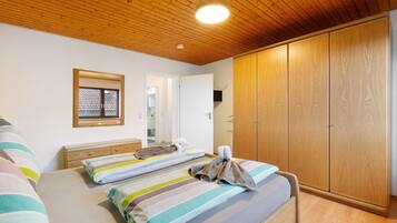 3 bedrooms, iron/ironing board, free WiFi, bed sheets