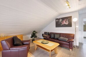 TV - Vacation apartment Dahlie, 60 sqm, 1 bedroom, max. 3 persons (Münsingen)