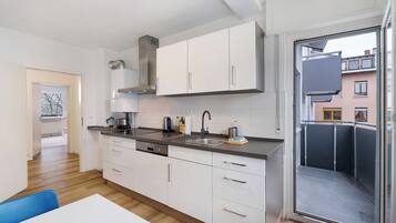 Jääkaappi, liesi, astianpesukone, kahvin-/teenkeitin