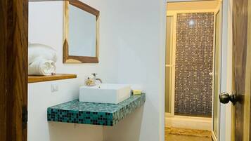 Suite | Baño | Regadera tipo lluvia, toallas, jabón, shampoo