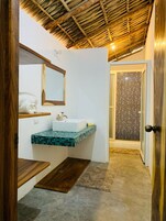Suite | Baño | Ducha, cabezal de ducha tipo lluvia, toallas y jabón