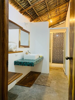 Suite | Badkamer | Een regendouche, handdoeken, zeep, shampoo