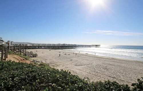 Ginima's Beach House Blocks From Beach and Bay!