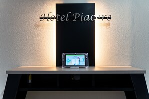 Desk, laptop workspace, free WiFi, bed sheets - Hotel Piacere Namba (Osaka)