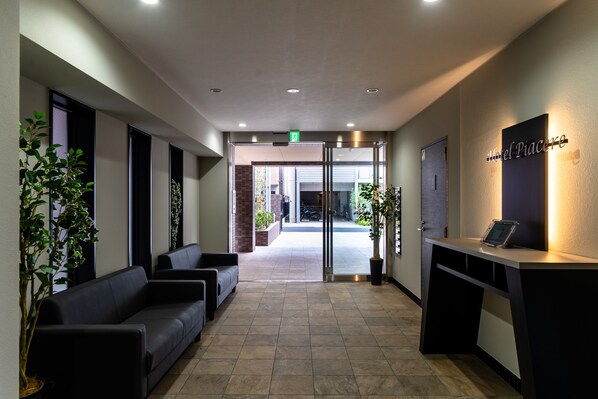 Escritorio, espacio para trabajar con laptop y wifi gratis 