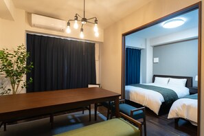 Escritorio, espacio para trabajar con laptop y wifi gratis 