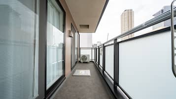 办公桌、笔记本电脑工作区、免费 WiFi、床单