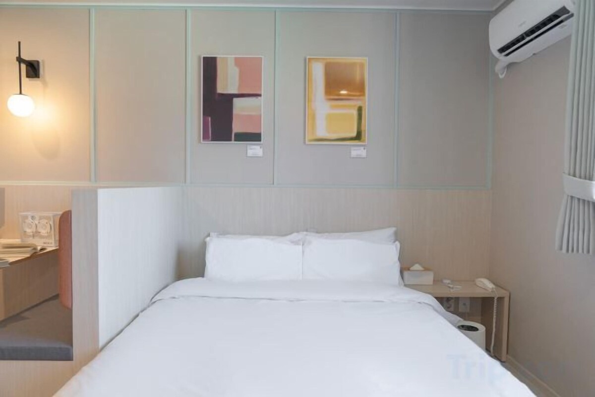 Premium bedding, blackout curtains, soundproofing, free WiFi