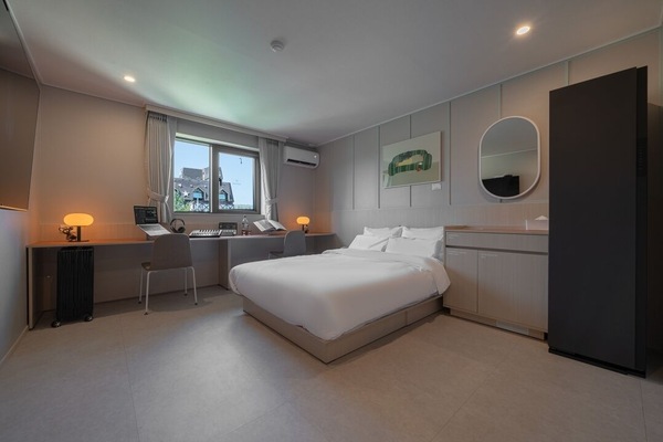 Music Deluxe | Premium bedding, blackout drapes, soundproofing, free WiFi