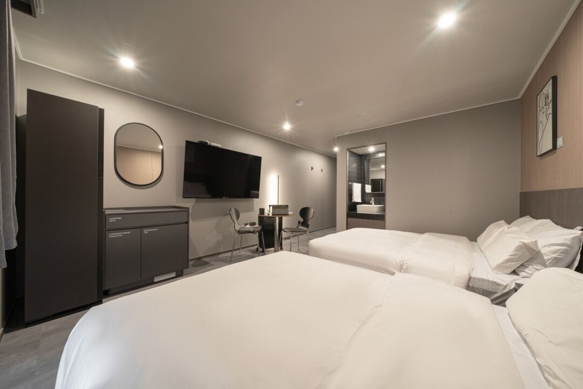 Standard Twin | เครื่องนอนระดับพรีเมียม, ผ้าม่านกันแสง, ห้องเก็บเสียง, Wi-Fi ฟรี