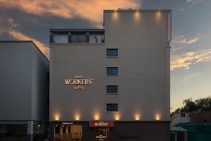 Un edificio moderno de hotel con un letrero que dice 'Hotel Workers'.