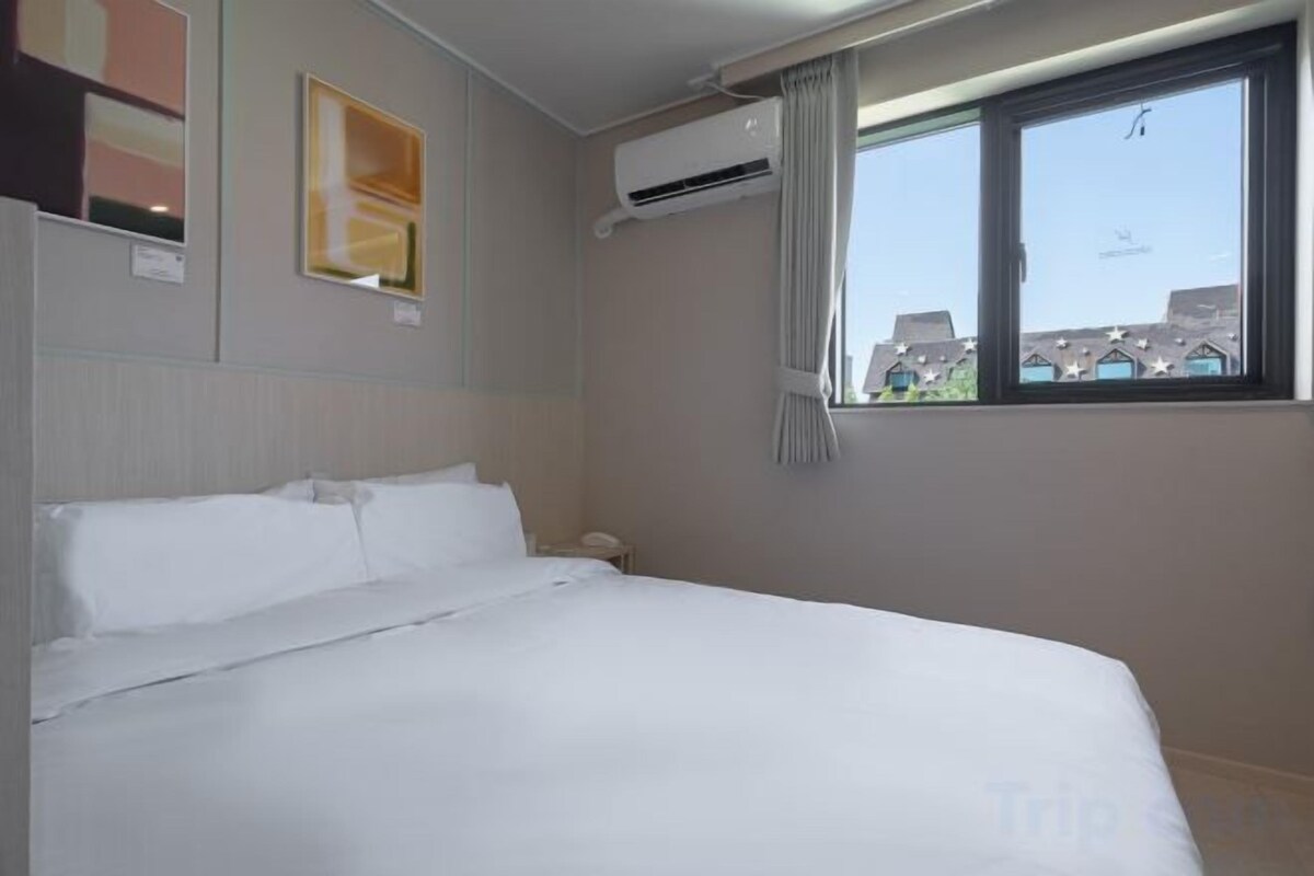 Premium bedding, blackout curtains, soundproofing, free WiFi