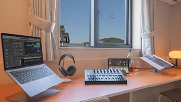 Music Deluxe | Sengetøy av topp kvalitet, blendingsgardiner og lydisolert