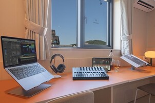 Music Deluxe | 高档床上用品、遮光窗帘、隔音、免费 WiFi