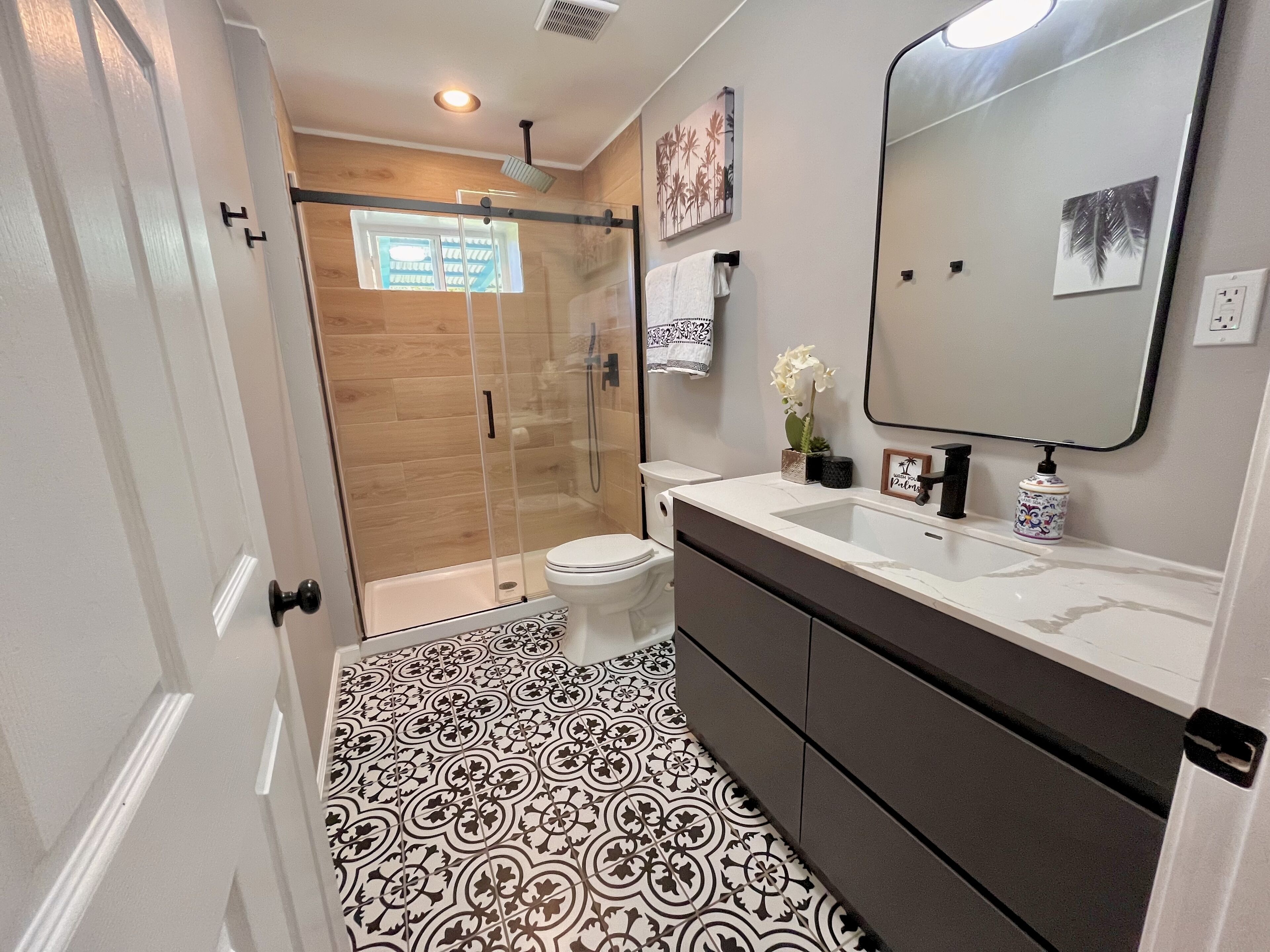 Amenidades de baño gratuitas, secadora de cabello, toallas, jabón 