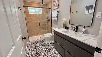 Articles de toilette gratuits, sĂšche-cheveux, serviettes fournies, savon