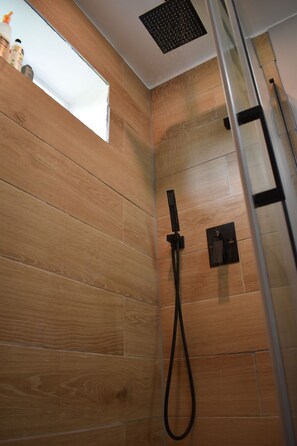 Amenidades de baño gratuitas, secadora de cabello, toallas, jabón 