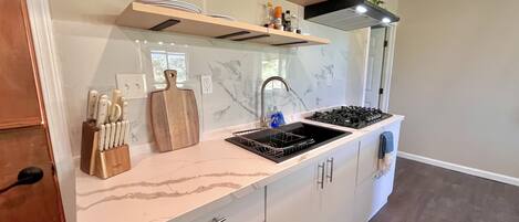 Refrigerador, parrilla de estufa, cafetera y tetera y tostadora