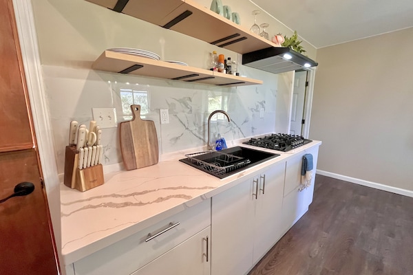 Een koelkast, een kookplaat, een koffiezetapparaat/waterkoker