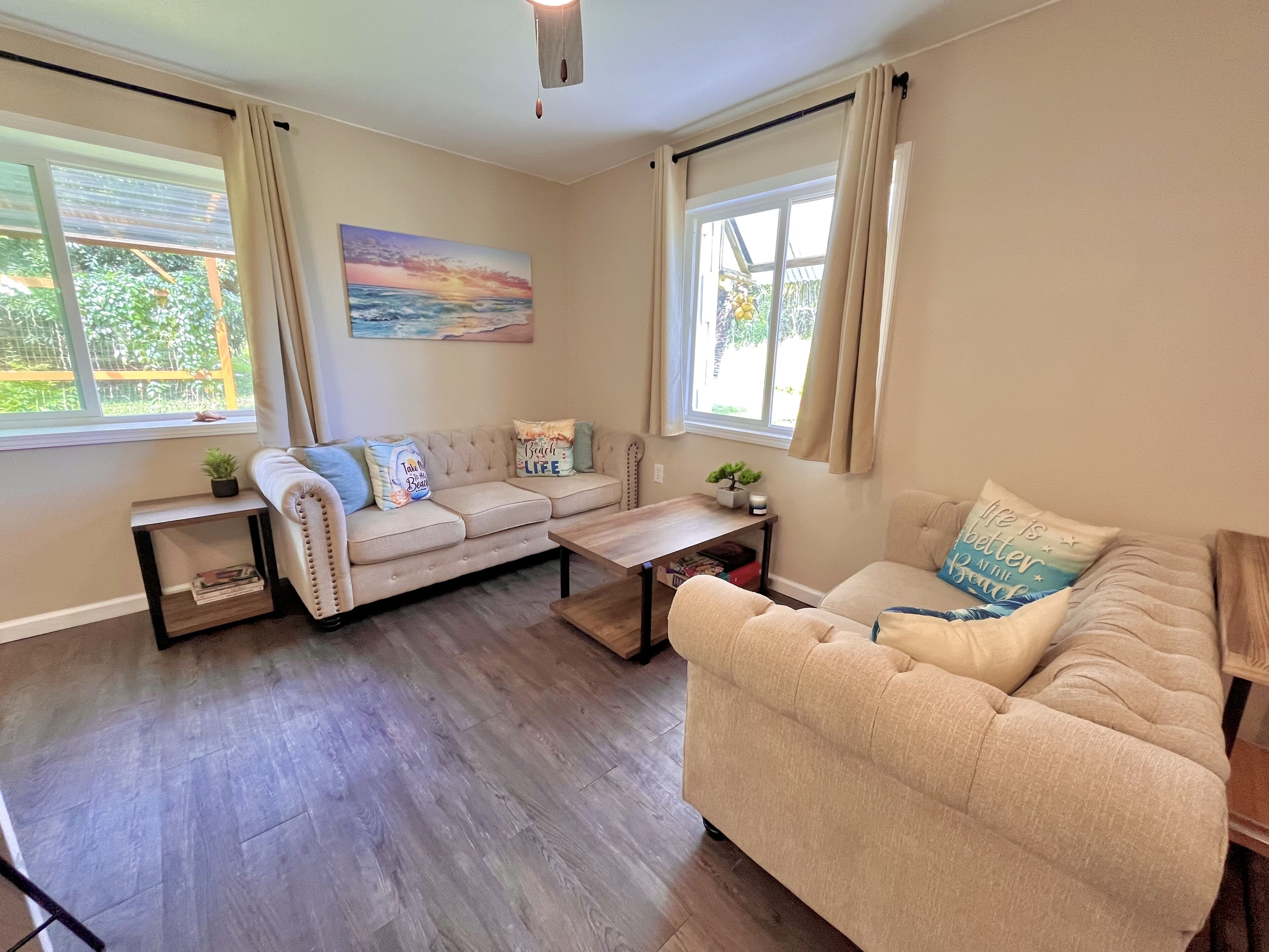 Een tafeltennistafel en boeken