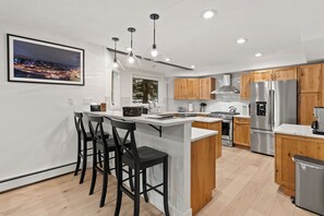 Fridge, microwave, oven, stovetop - Peaceful Pines - close to Vail on Bus Route (Vail)
