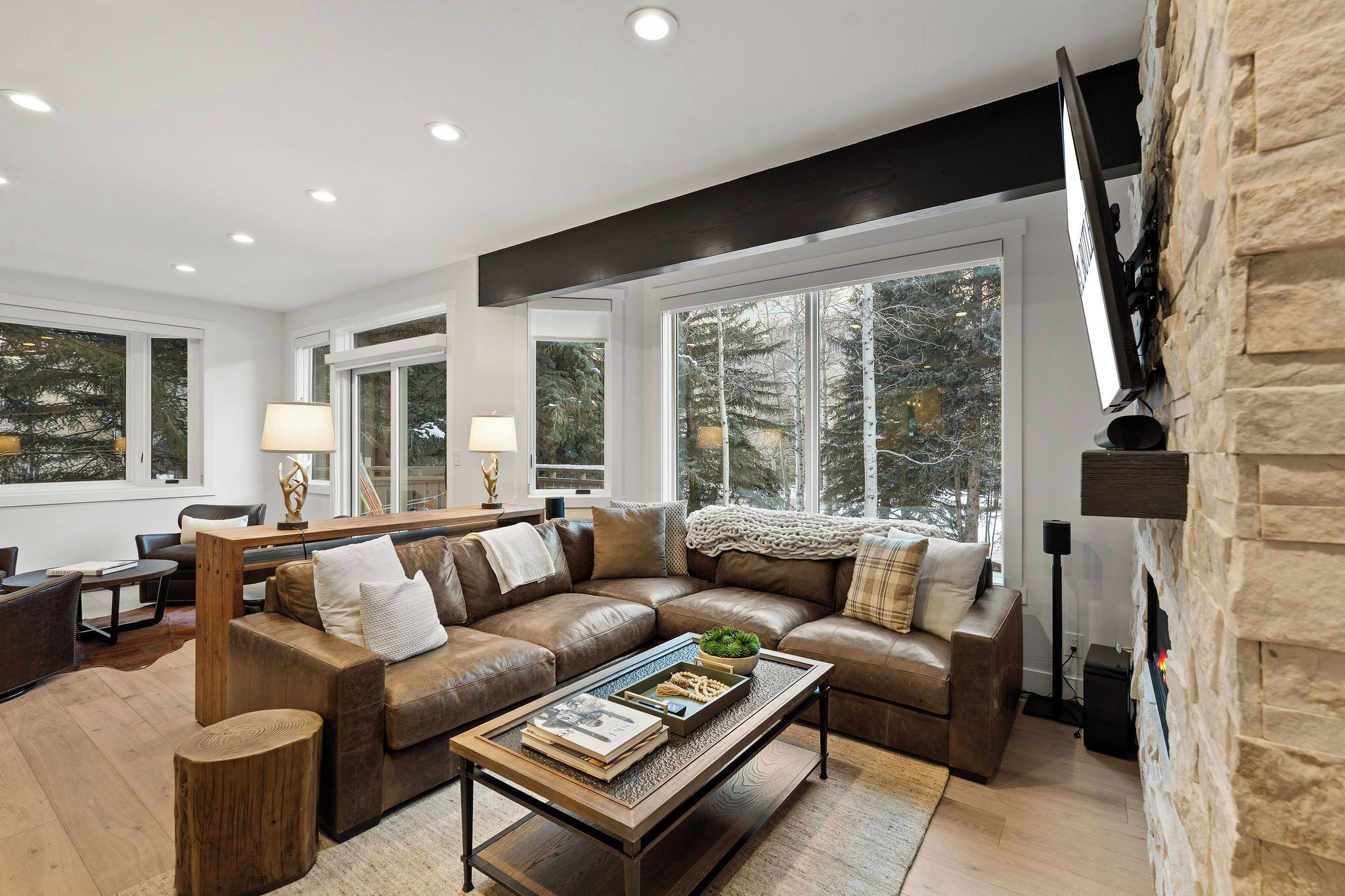 Televisie en een open haard