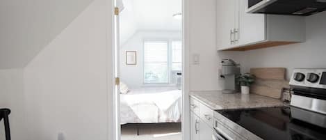 Køleskab, mikrobølgeovn, ovn, kogeplade