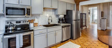 Geladeira, micro-ondas, fogão, cooktop