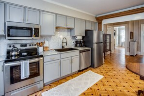 Jääkaappi, mikroaaltouuni, uuni, liesi