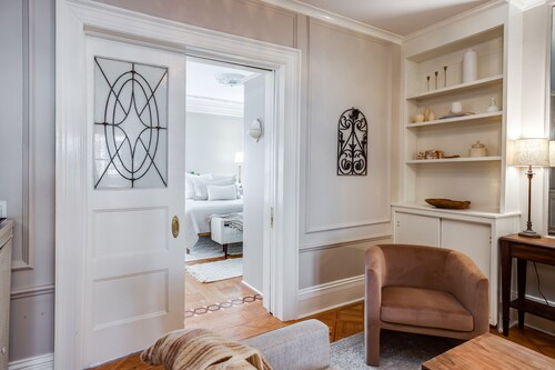 Remodeled Historical Unit With King Bed Walking Distance To Many Attractions!