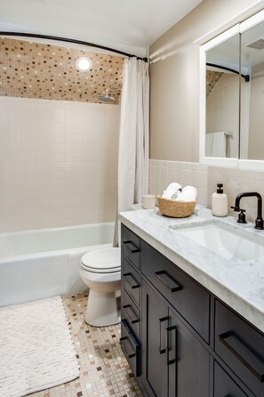 Eco-friendly toiletries, hair dryer, towels, soap - Remodeled Historical Unit With King Bed Walking Distance To Many Attractions! (Rochester)