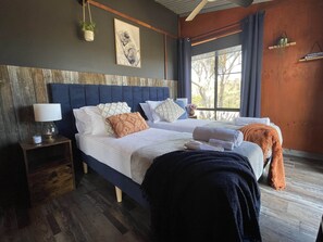 2 slaapkamers, een bureau, een strijkplank/strijkijzer, gratis wifi