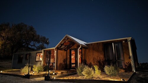 Sunstone - Awesome views in our modern and rustic off-grid eco 2 bed cabin!
