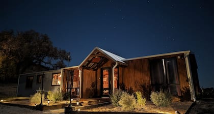 Sunstone - Awesome views in our modern and rustic off-grid eco 2 bed cabin!