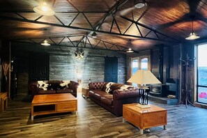 Smart-tv, een open haard en boeken