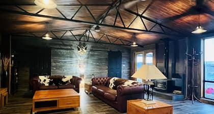 Sunstone - Awesome views in our modern and rustic off-grid eco 2 bed cabin!