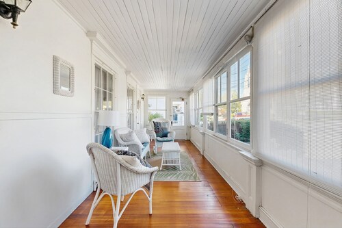 Historic home steps from the harbor with enclosed porches & gorgeous deck