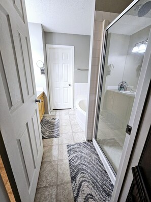 環境にやさしいバスアメニティ、ヘアドライヤー、タオル、石鹸