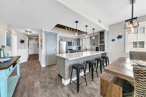 Frigorífico, microondas, horno y placa de cocina