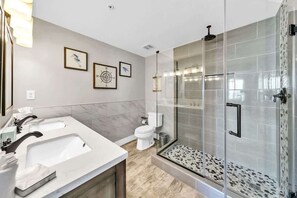 Secador de pelo, toallas