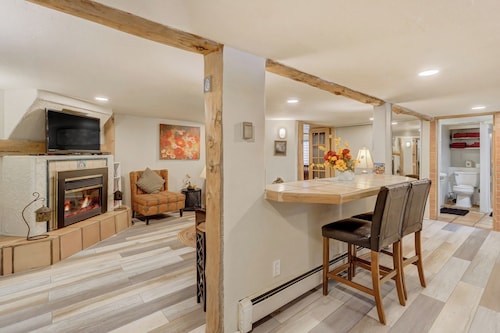 Charming Creekside Escape - Hot Tub - Pikes Peak Base - 2 Bed 2 Bath Kitchen