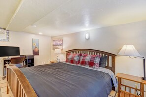 2 bedrooms, desk, iron/ironing board, free WiFi - Charming Creekside Escape - Hot Tub - Pikes Peak Base - 2 Bed 2 Bath Kitchen (Cascade-Chipita Park)