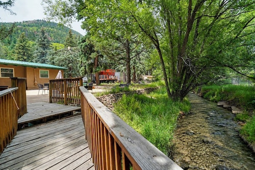 Charming Creekside Escape - Hot Tub - Pikes Peak Base - 2 Bed 2 Bath Kitchen